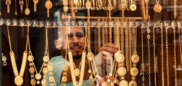 «أسعار الذهب» تشهد انتعاشًا ملحوظًا مع زيادة الطلب في ظل تصاعد التوترات بين إسرائيل وإيران!