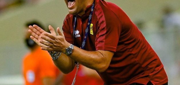 الفيفا يفرض على نادي ضمك دفع مستحقات المدرب الروماني كوزمين كونترا
