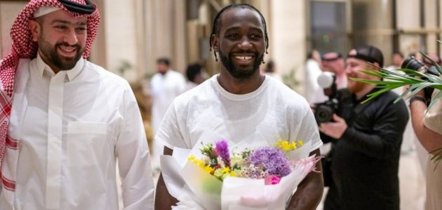كانيلو وكروفورد يتواجهان في نزال القرن بالرياض: قمة الملاكمة المرتقبة