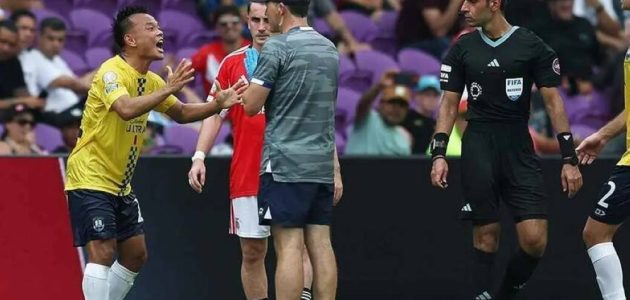 لاعب أوكلاند يتمسك بالملعب بعد إصابة ويواجه الجهاز الطبي!