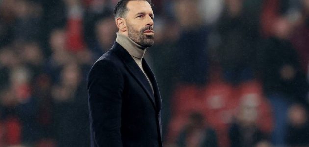 ليستر سيتي يُعلن رسمياً عن رحيل مدربه فان نيستلروي
